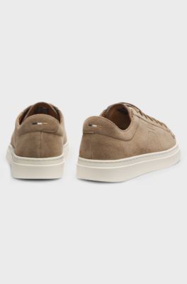 Baskets en cuir su&eacute;d&eacute; avec logo en relief, Beige