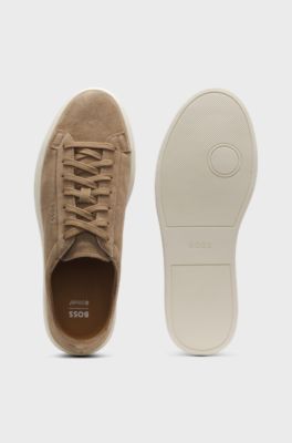 Baskets en cuir su&eacute;d&eacute; avec logo en relief, Beige