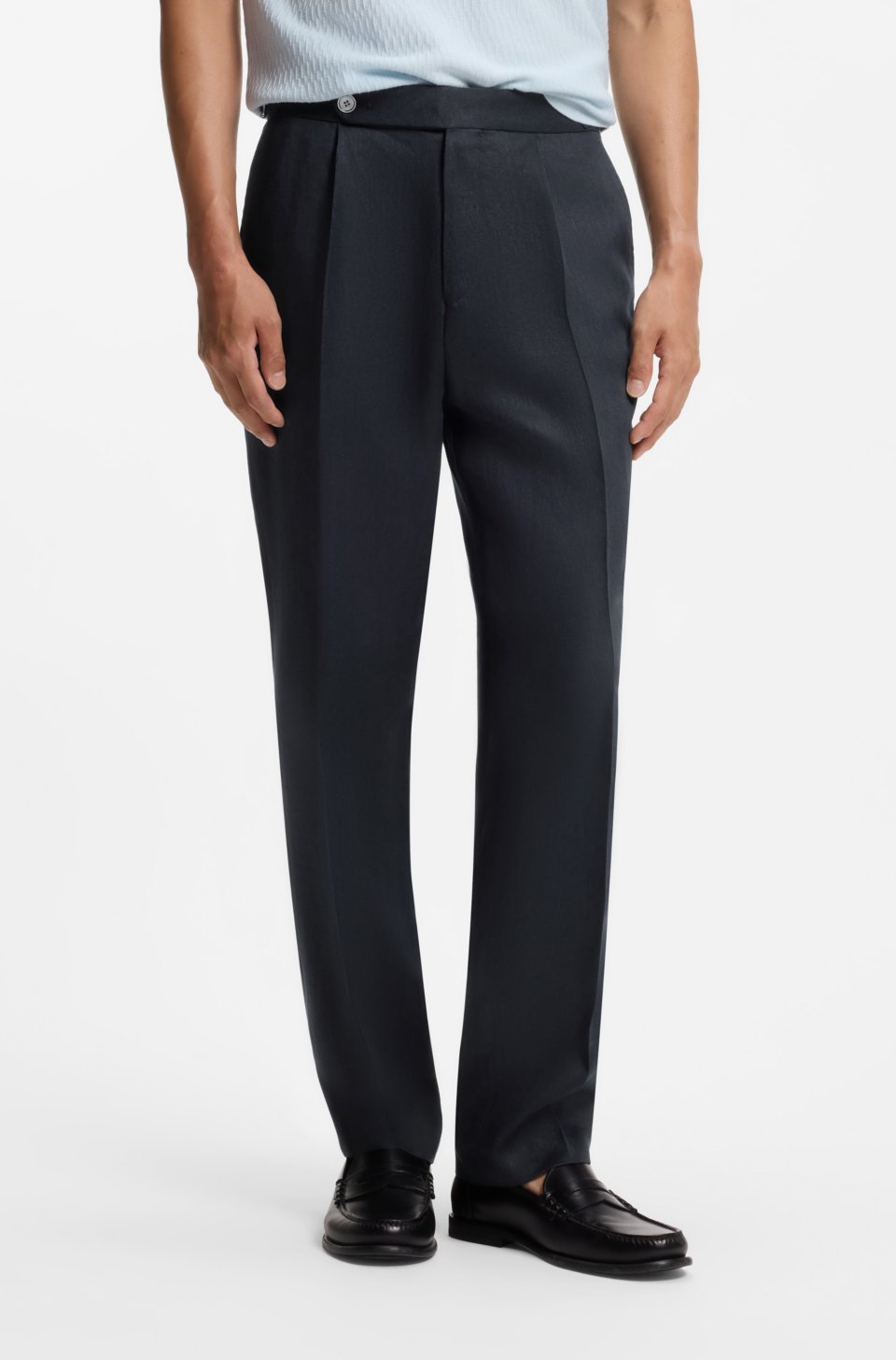 Relaxed-fit trousers in linen with front pleats