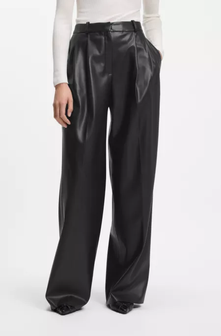 Pantalones regular fit en piel sintética