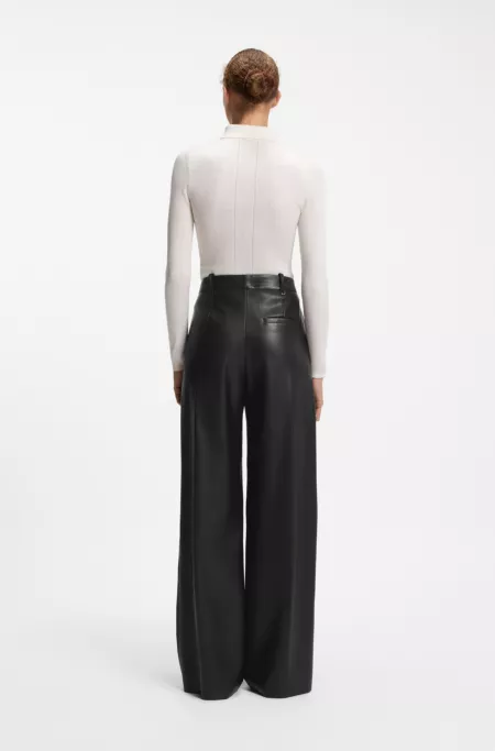 Pantalones regular fit en piel sintética