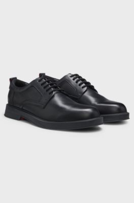 Derbyschoenen van leer met geperforeerde monogrammen, Zwart