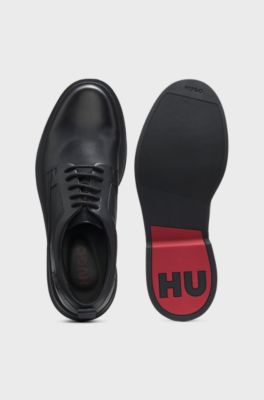 Derbyschoenen van leer met geperforeerde monogrammen, Zwart