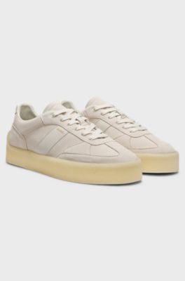 Sneakers in pelle scamosciata con striscia laterale, Colore neutro
