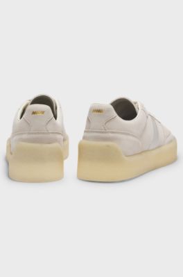 Sneakers in pelle scamosciata con striscia laterale, Colore neutro