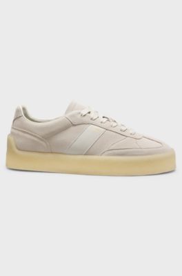 Sneakers in pelle scamosciata con striscia laterale, Colore neutro