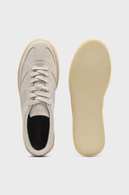 Sneakers in pelle scamosciata con striscia laterale, Colore neutro
