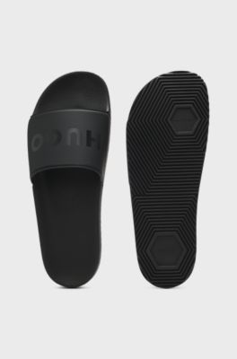 In Itali&euml; vervaardigde slippers met ton-sur-ton logo, Zwart