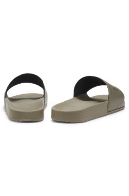 Badtofflor tillverkade i Italien med logga som g&aring;r ton-i-ton, Ljusgr&ouml;n