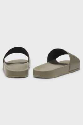 Sandali slider realizzati in Italia con logo tono su tono, Calce