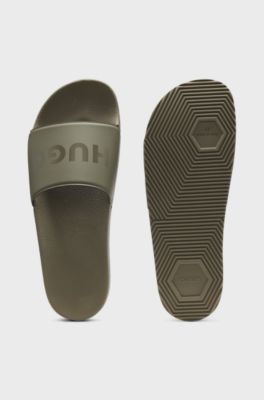 Sandali slider realizzati in Italia con logo tono su tono, Calce