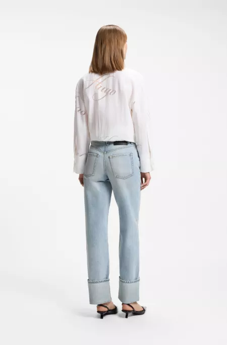 Jean droit en denim bleu avec revers