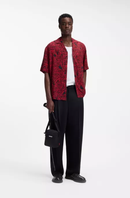 Umhängetasche mit Kontrast-Logo