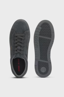 Sneakers aus Veloursleder mit goldfarbenem Folien-Logo, Dunkelgrau