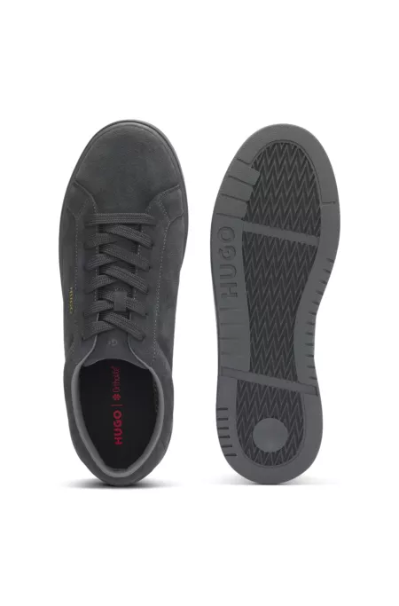 Baskets en cuir suédé avec logo doré en transfert