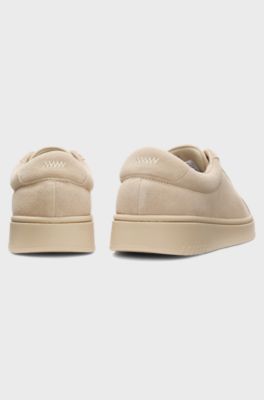 Sneakers in pelle scamosciata con logo dorato in lamina, Beige chiaro
