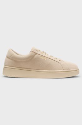 Sneakers i mocka med guldf&auml;rgad folielogga, Ljusbeige