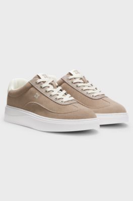 Sneakers i mocka med loggor, Ljusbrun
