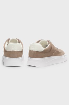 Sneakers i mocka med loggor, Ljusbrun
