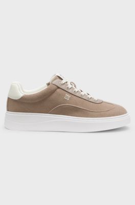 Sneakers i mocka med loggor, Ljusbrun