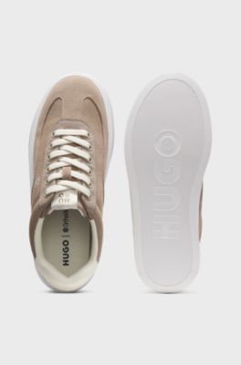 Sneakers i mocka med loggor, Ljusbrun
