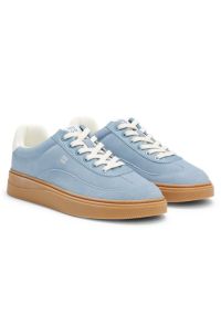 Baskets en cuir su&eacute;d&eacute; avec logos superpos&eacute;s, bleu clair