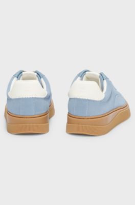 Baskets en cuir su&eacute;d&eacute; avec logos superpos&eacute;s, bleu clair