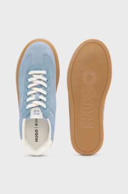 Sneakers in pelle scamosciata con loghi sovrapposti, Celeste