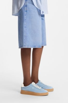 Sneakers in pelle scamosciata con loghi sovrapposti, Celeste