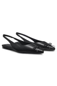 Zapatos de tac&oacute;n con tal&oacute;n abierto en piel de napa con detalle de lazo, Negro