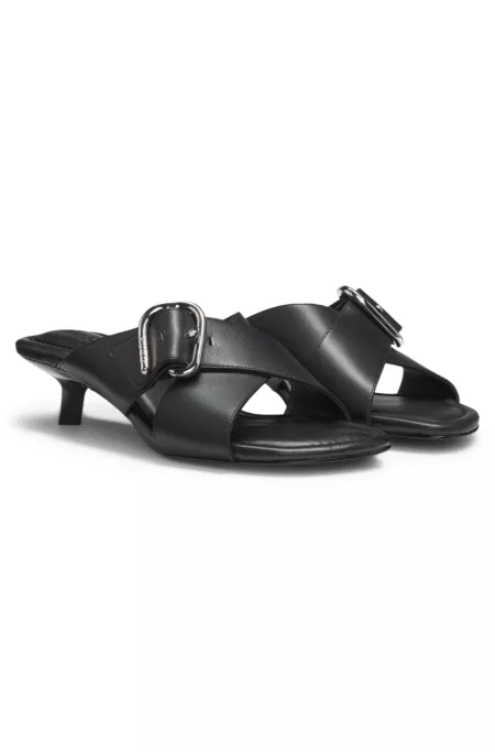 Mules de piel con tiras cruzadas y hebilla