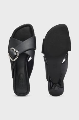 Mules aus Leder mit gekreuzten Schnallenriemen, Schwarz