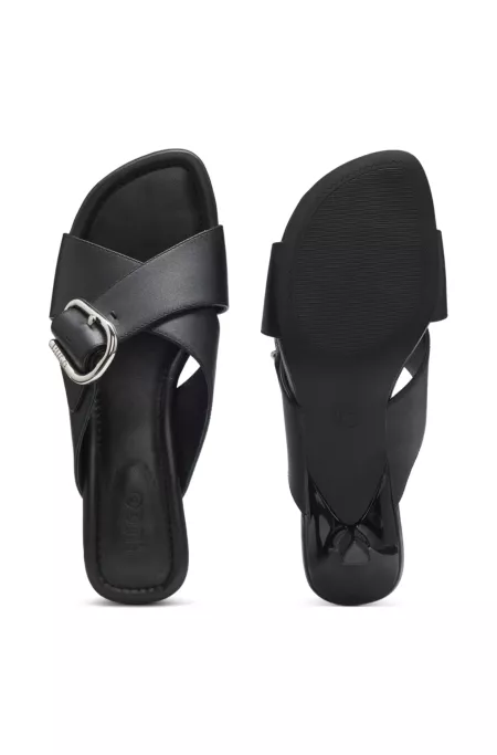 Mules de piel con tiras cruzadas y hebilla