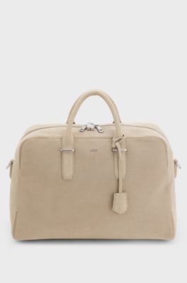Weekender aus perforiertem Veloursleder mit metallenen Logo-Buchstaben, Hellbeige