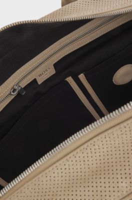 Weekender aus perforiertem Veloursleder mit metallenen Logo-Buchstaben, Hellbeige