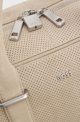 Weekender aus perforiertem Veloursleder mit metallenen Logo-Buchstaben, Hellbeige