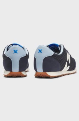 Mesh sneakers met decoraties van imitatiesu&egrave;de, Donkerblauw