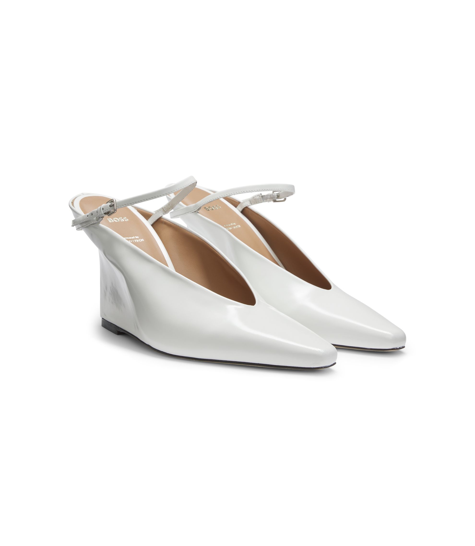 Mules aus glänzendem Leder mit Keilabsatz und Riemen