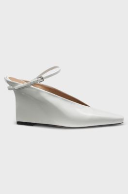 Mules en cuir brillant &agrave; talon compens&eacute; et sangle, Blanc