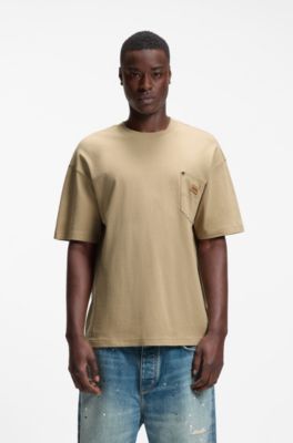 T-shirt con vestibilit&agrave; comoda in cotone con targhetta con logo in pelle scamosciata, Beige