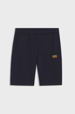 Bermuda regular fit in cotone con targhetta con logo in pelle scamosciata, Blu scuro