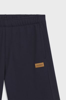 Bermuda regular fit in cotone con targhetta con logo in pelle scamosciata, Blu scuro
