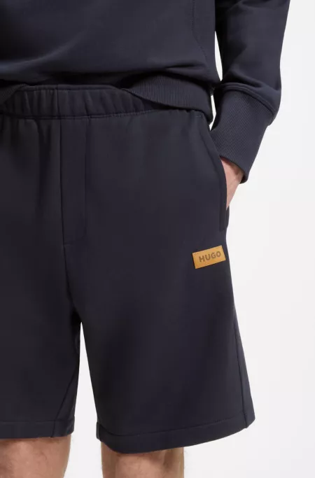 Short Regular en coton avec badge logo en cuir suédé