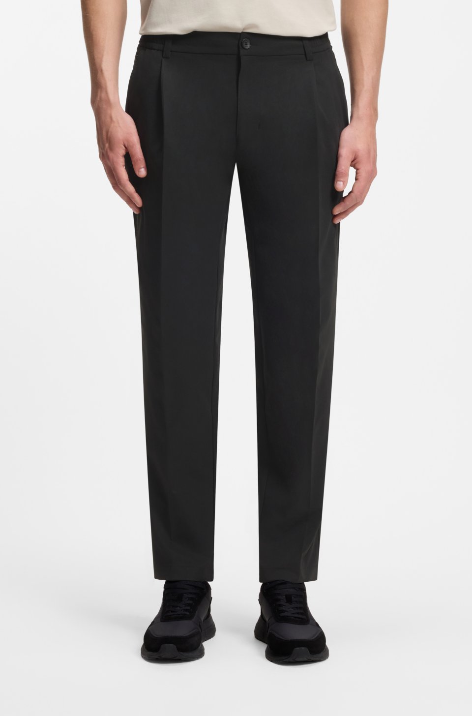 Relaxed-fit trousers with front pleats