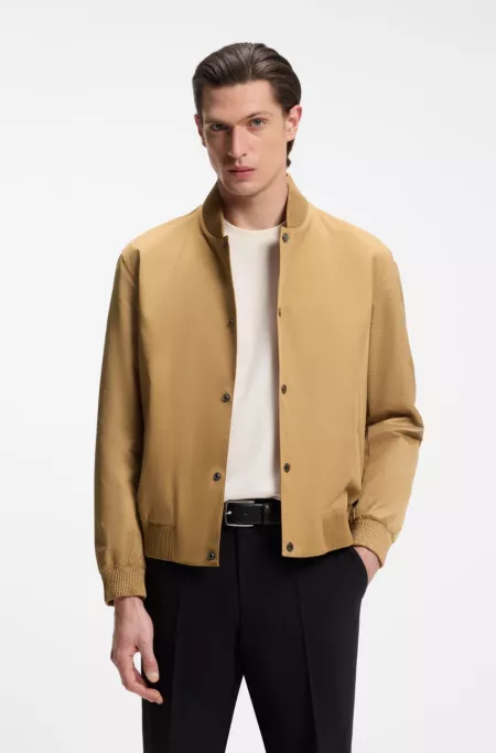 Chaqueta repelente al agua con monogramas estampados en las mangas