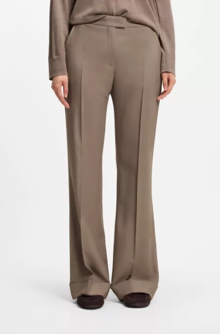 Pantalones flared fit en tejido de gabardina elástico