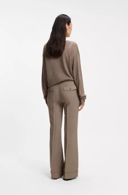 Pantalones flared fit en tejido de gabardina elástico