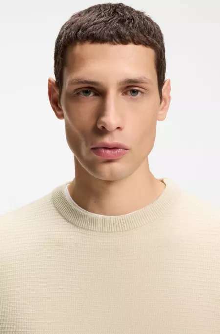 Pull en laine vierge mélangée aux différentes structures