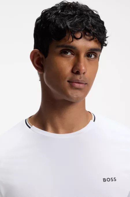 T-shirt actif aux propriétés d’évacuation de l’humidité avec un gaufrage en forme de balle de tennis