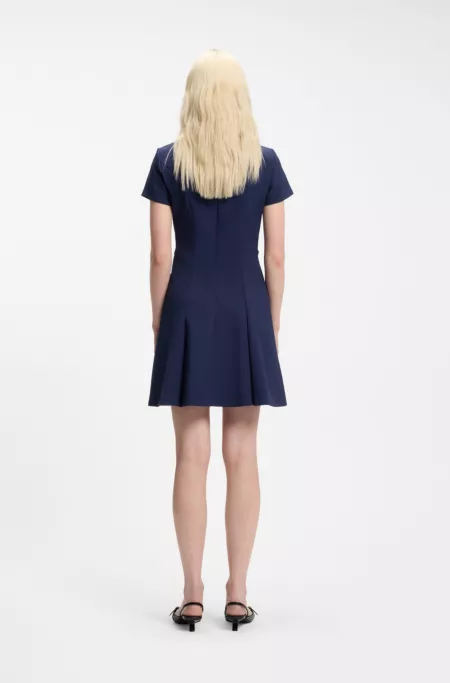 Vestido acampanado con ribetes de cadena